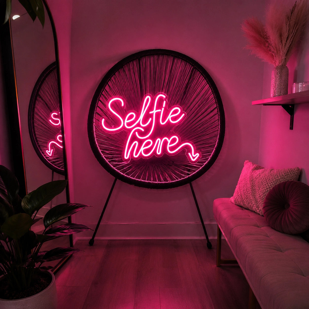 Selfie Here LED Neon Sign - 03 Real Lifestyle Scene